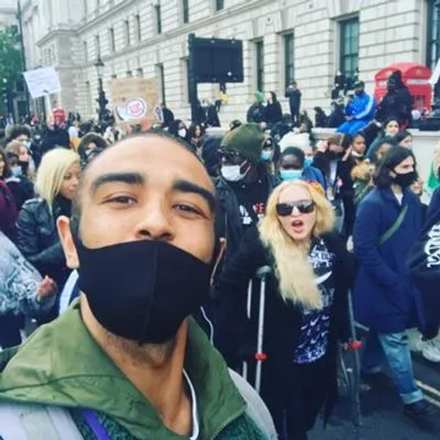 Мадонна прийшла на марш пам'яті Флойда в Лондоні на милицях