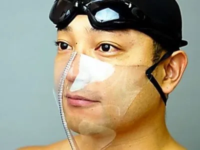 В Японии придумали маски для бассейна, защищающие от коронавируса