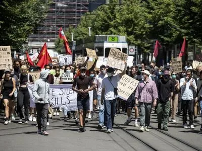 В Швейцарии полицейские раздали маски протестующим вместо разгона демонстрации