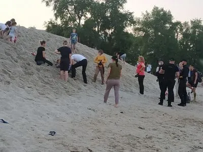 На Оболонской набережной в Киеве ребенка засыпало песком