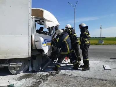 В Павлограде водителя зажало в грузовике после столкновения с электроопорой