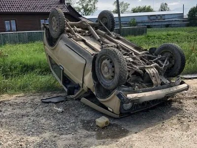 На Буковине машина перевернулась на дороге, пострадала женщина