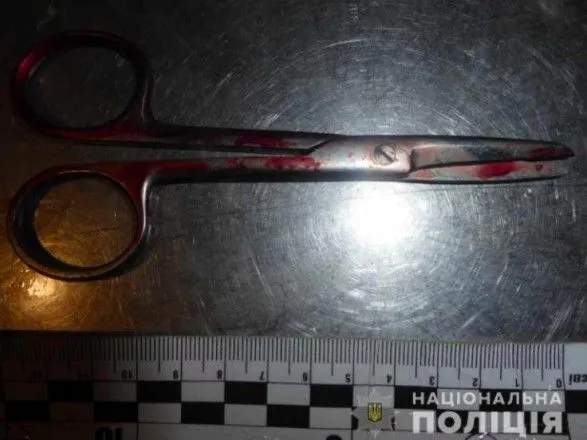 Вдарив товариша ножицями у шию: у Києві чоловіка підозрюють у причиненні тяжких травм