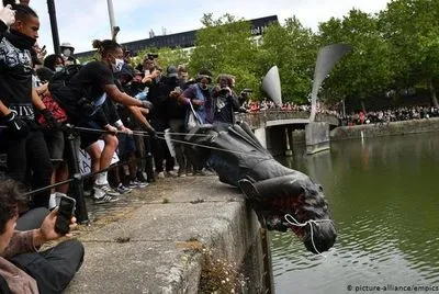 В Британии участники антирасистских протестов сбросили в воду памятник