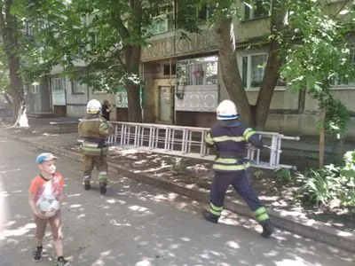 В Днепропетровской области спасатели открыли квартиру, где был заперт младенец