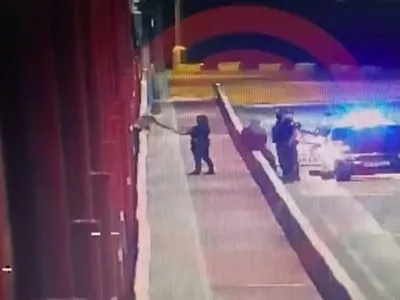 В Днепре полуобнаженный мужчина бросался под машины и пытался спрыгнуть с моста
