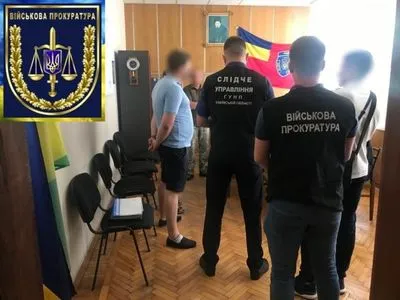 В Киевской области задержали работника военкомата, который за 1,5 тыс. долларов помогал "откосить" от армии