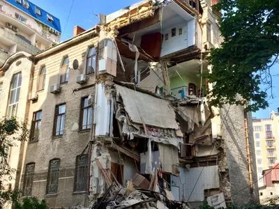 Обвал будинку в Одесі: на місці розбирають завали
