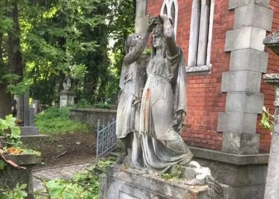 Ураган повредил 70 памятников на Лычаковском кладбище во Львове