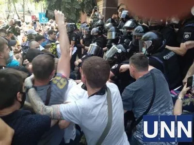 Избрание меры пресечения Стерненко: под судом произошло очередное столкновение