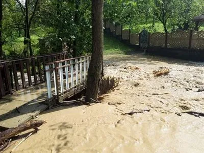 Сильна злива затопила село на Закарпатті: зруйновано мости