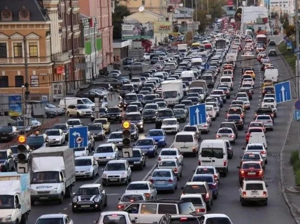 Под конец рабочей недели Киев утром сковали пробки