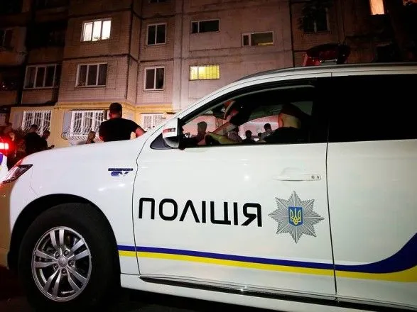 В Киеве пьяный водитель наехал на отбойник, а затем на авто полиции