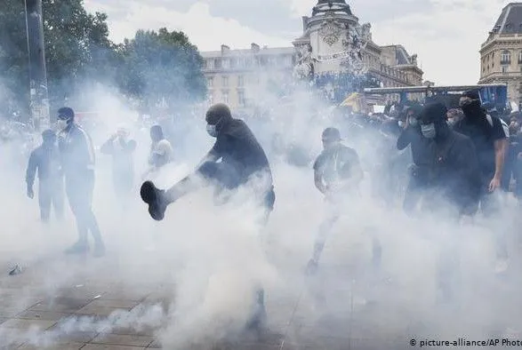 Во Франции и Великобритании произошли столкновения во время акций против расизма