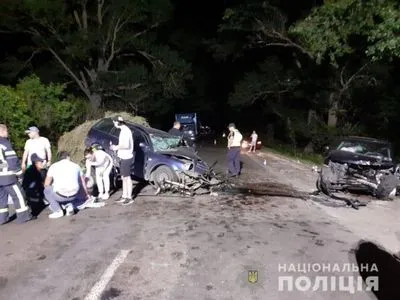 В Житомирской области из-за лобового столкновения легковушек погиб человек, еще шестеро пострадали
