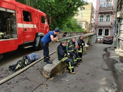 В центре Киева неадекватный мужчина мешал пожарным спасти себя: отталкивал лестницу и бросался стеклом