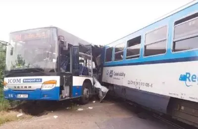 В Чехии поезд въехал в пассажирский автобус: десяток пострадавших