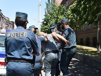 На акции протеста в Армении задержали около 100 человек
