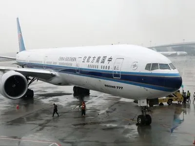 Китай призупиняє рейси в одному з напрямків після спалаху COVID-19 на борту літака