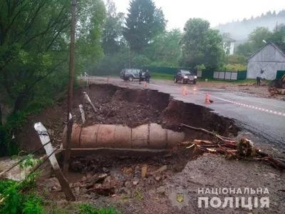 Негода на Буковині: через підтоплення розмило дороги у кількох селах