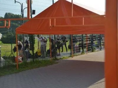 Очереди на границе с Польшей: людям для ожидания установили палатки