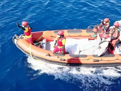 Во время опрокидывания судна у берегов Туниса погибли более 60 человек