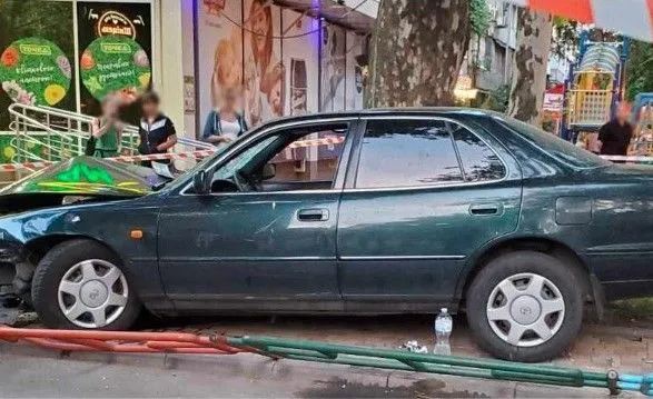 В Одессе автомобиль разбил ограждение и сбил двух пешеходов