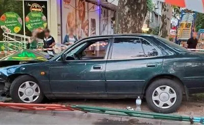 В Одессе автомобиль разбил ограждение и сбил двух пешеходов