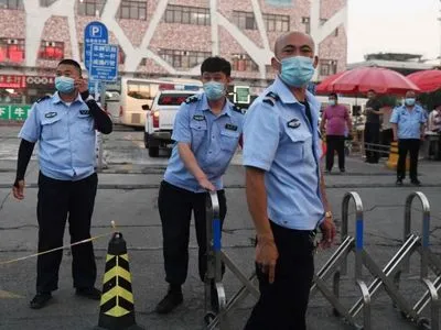 Пандемія: у Пекіні ввели режим "військового часу" та карантин у всіх районах, кількість випадків COVID-19 стрімко зростає