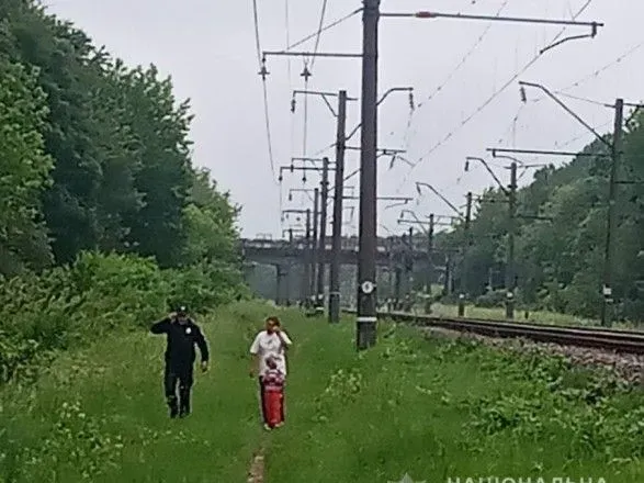 В Житомирской области женщина с 5-летним ребенком хотела покончить жизнь самоубийством, бросившись под поезд