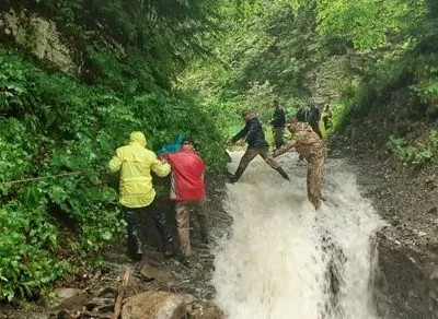 На Прикарпатье из-за наводнения рек в ловушку попала группа туристов: спасали всю ночь