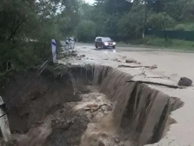 ДСНС: Внаслідок паводку на Буковині затопило автодорогу