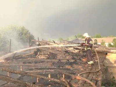 В Хмельницкой области произошел масштабный пожар на ферме из-за разряда молнии