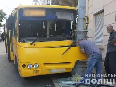В Черновцах маршрутка с пассажирами врезалась в столб: четверо пострадавших