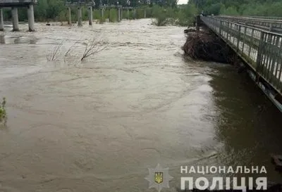 ГСЧС: паводок на Буковине идет на спад, планируется восстановление движения транспорта