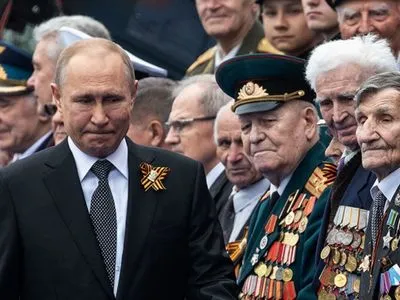 Ветеранів, які будуть на параді, відправили на карантин для захисту Путіна від COVID-19