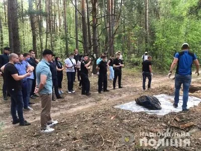 На Київщині в лісі знайшли два закопаних тіла