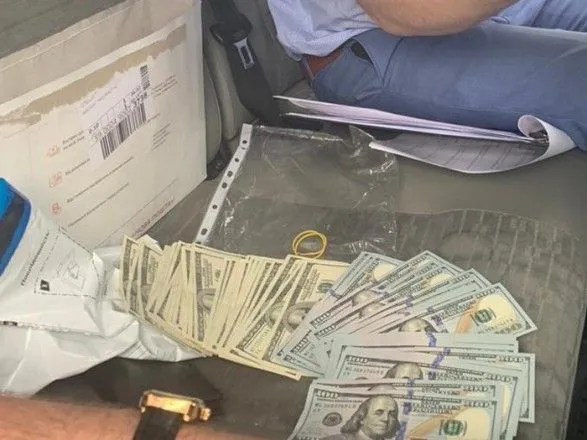 У Києві затримали чоловіка, який вимагав 15 тис. доларів за вплив на рішення КМДА