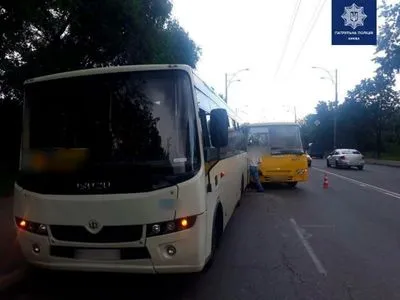 Через зіткнення у Києві двох маршруток постраждала пасажирка