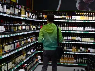 За четыре месяца украинцы потратили на алкогольные напитки более 13 млрд грн