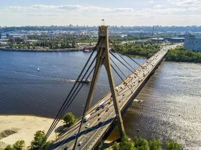 На мостах в Киеве образовались пробки