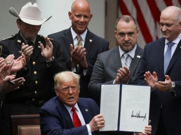 Трамп подписал указ о реформе полиции США