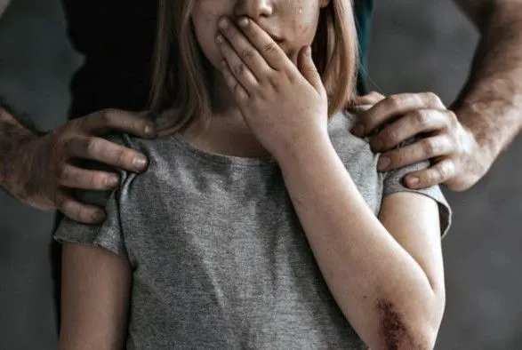 На Харківщині чоловік намагався посеред вулиці зґвалтувати дівчинку