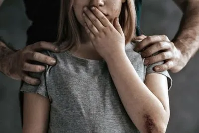 На Харківщині чоловік намагався посеред вулиці зґвалтувати дівчинку