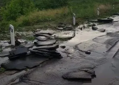 На Кіровоградщині муловий потік зніс автівку з дороги