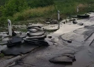 В Кировоградской области иловый поток снес машину с дороги