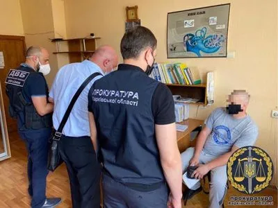 В Харьковской области двое полицейских подозреваются в сбыте психотропов и похищении телефонов