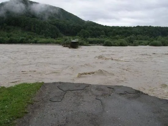 Синоптики попередили про загрозу паводків на річках у західних областях
