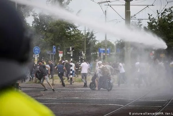 Антикарантинные протесты в Гааге переросли в беспорядки