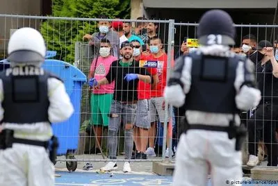 В Германии жители закрытого на карантин дома вступили в столкновения с полицией